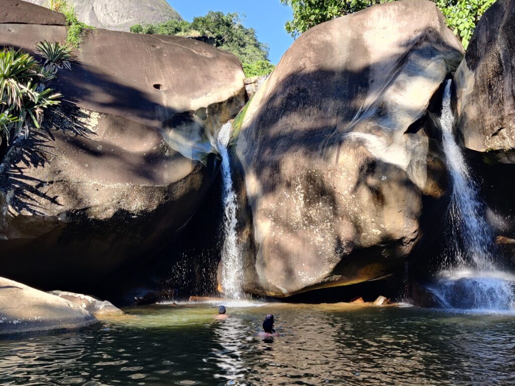 Abkühlung nach dem Gleitschirmfliegen in Castelo, Brasilien